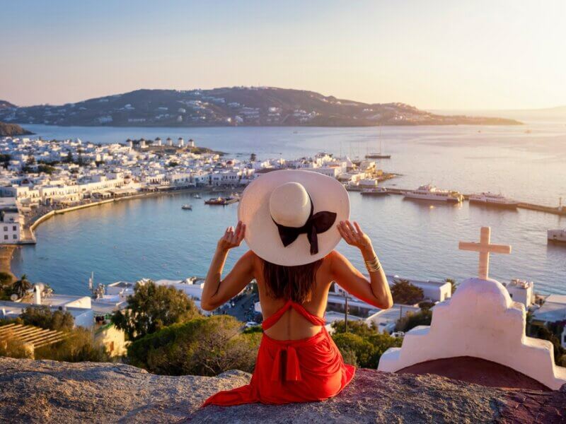 Observez un petit village au bord de la mer sur l’île de Mykonos ©Shutterstock