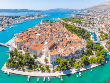 Vue aérienne sur Trogir en Croatie © Interhome