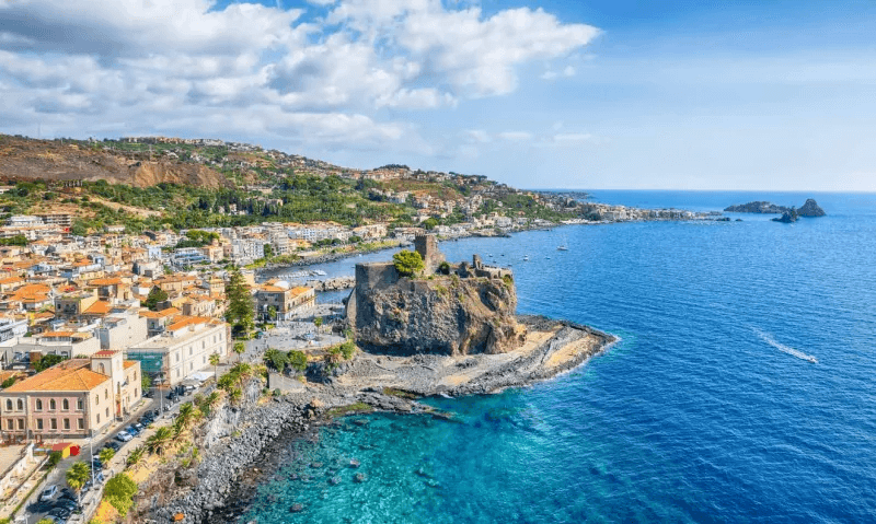 Découverte de l’Etna depuis la ville de Catane en Sicile © Lonely Planet