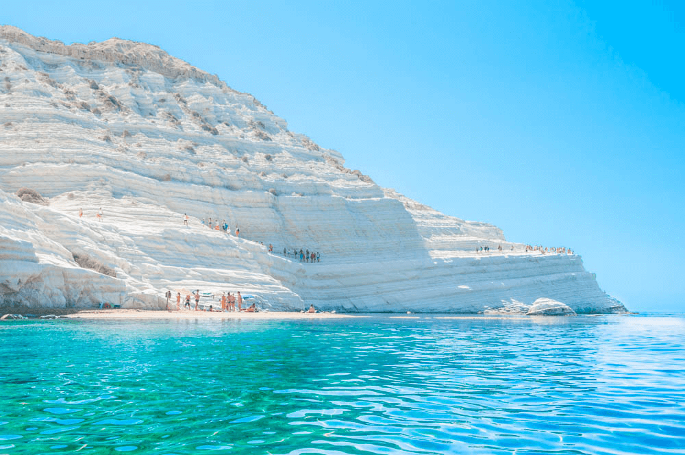 Découverte de la Scala dei Turchi, une falaise située sur la côte près de Realmonte, dans la province d'Agrigente © Agrigente