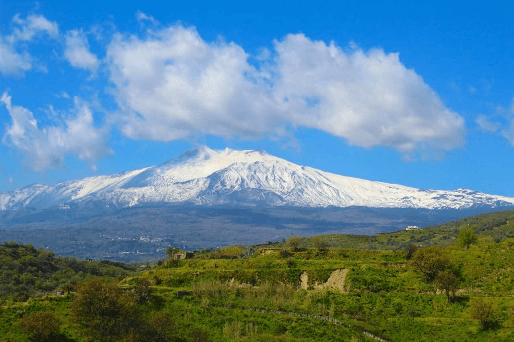 Le Mont Etna culmine à 3 357 mètres d'altitude © Vacances et Voyage en Sicile