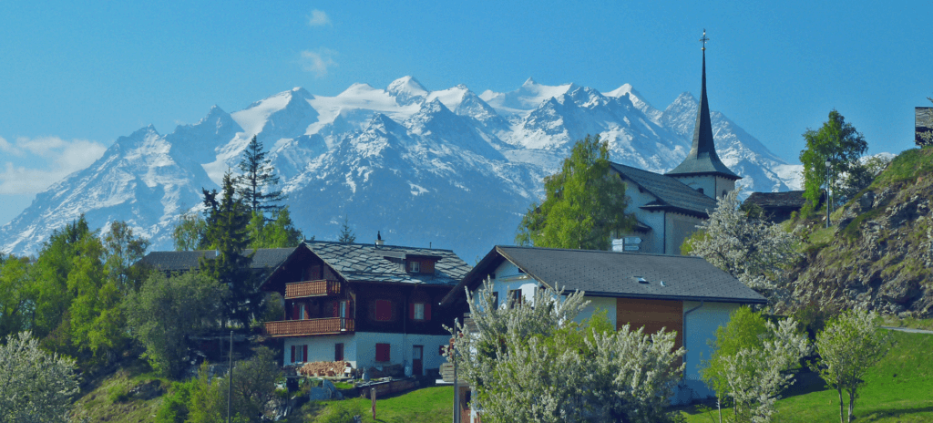 Vue sur Zeneggen dans le Valais Suisse © Valais