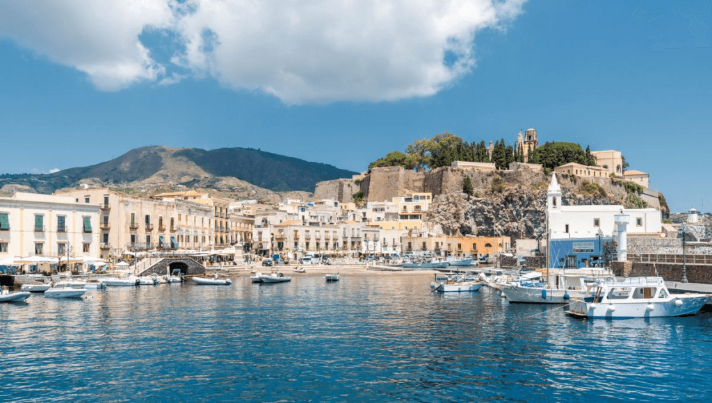 Les îles Éoliennes sont un archipel volcanique au large de la Sicile © Radio France