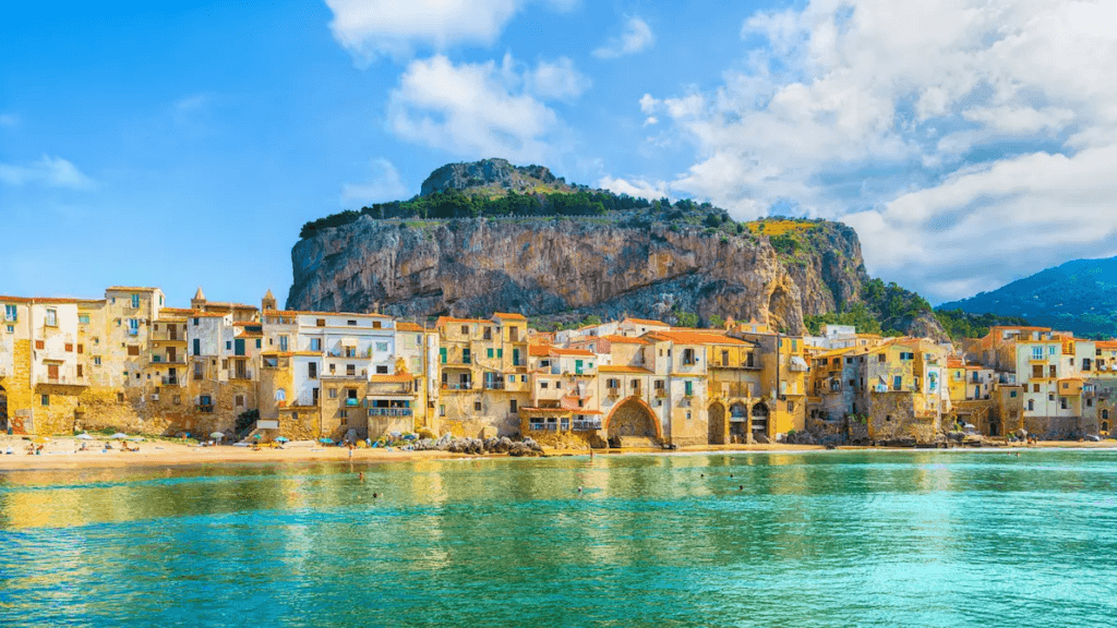 Cefalù est un charmant village médiéval en bord de mer © You Know !