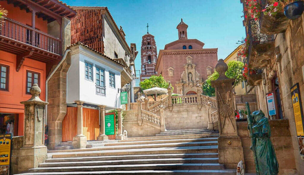 Poble Español, le petit village présent dans le ville de Barcelone ©Gratis in Barcelona