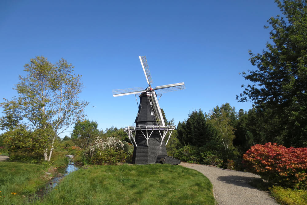 Le moulin noir du Jardin Kingsbrae dans le Nouveau-Brunswick  ©Shutterstock