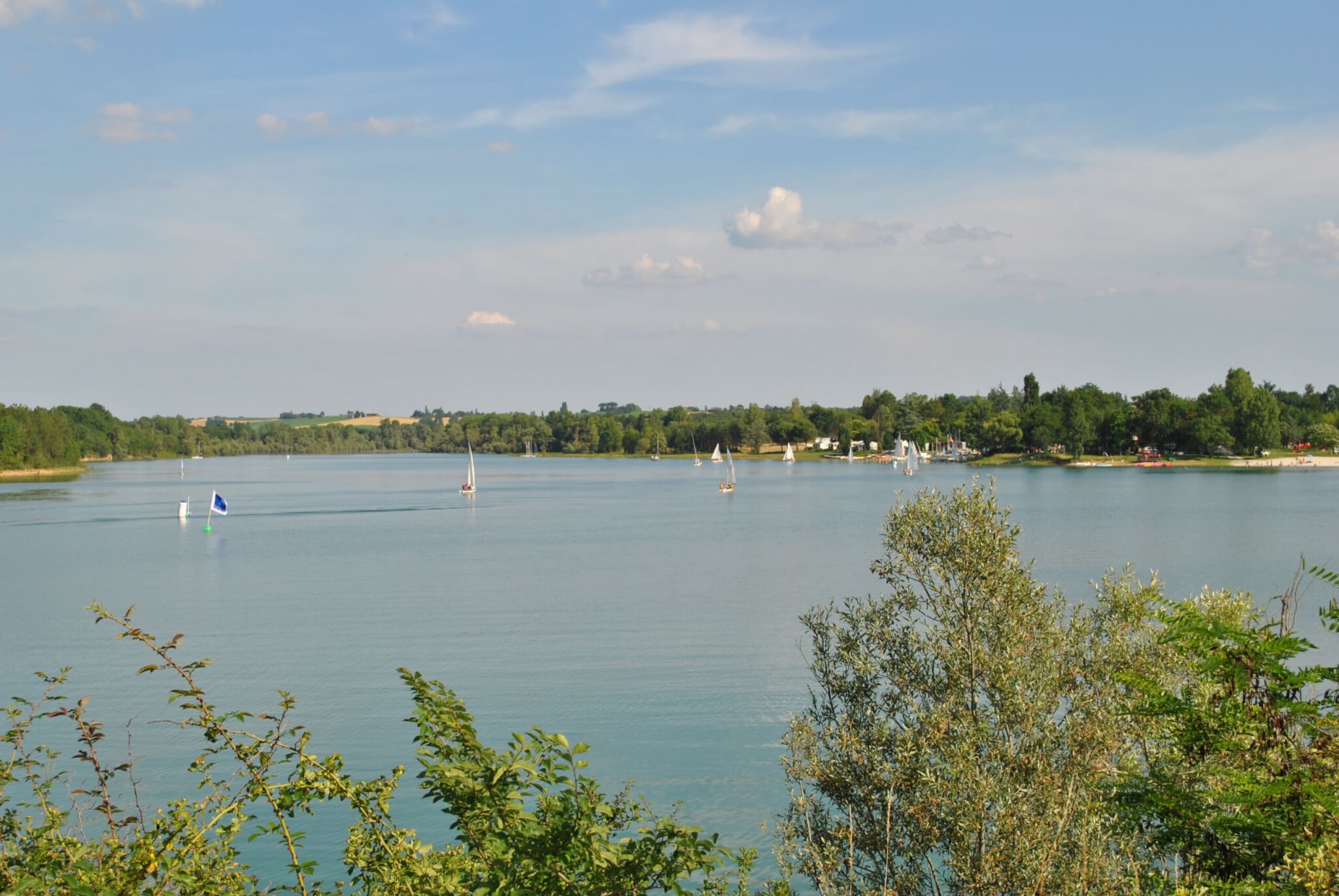 Baladez-vous au bord du Lac de Saint-Cricq ©Wikipédia