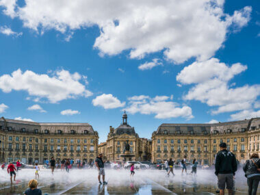 La place de la Bourse et le miroir d'eau à Bordeaux ©adobe Stock
