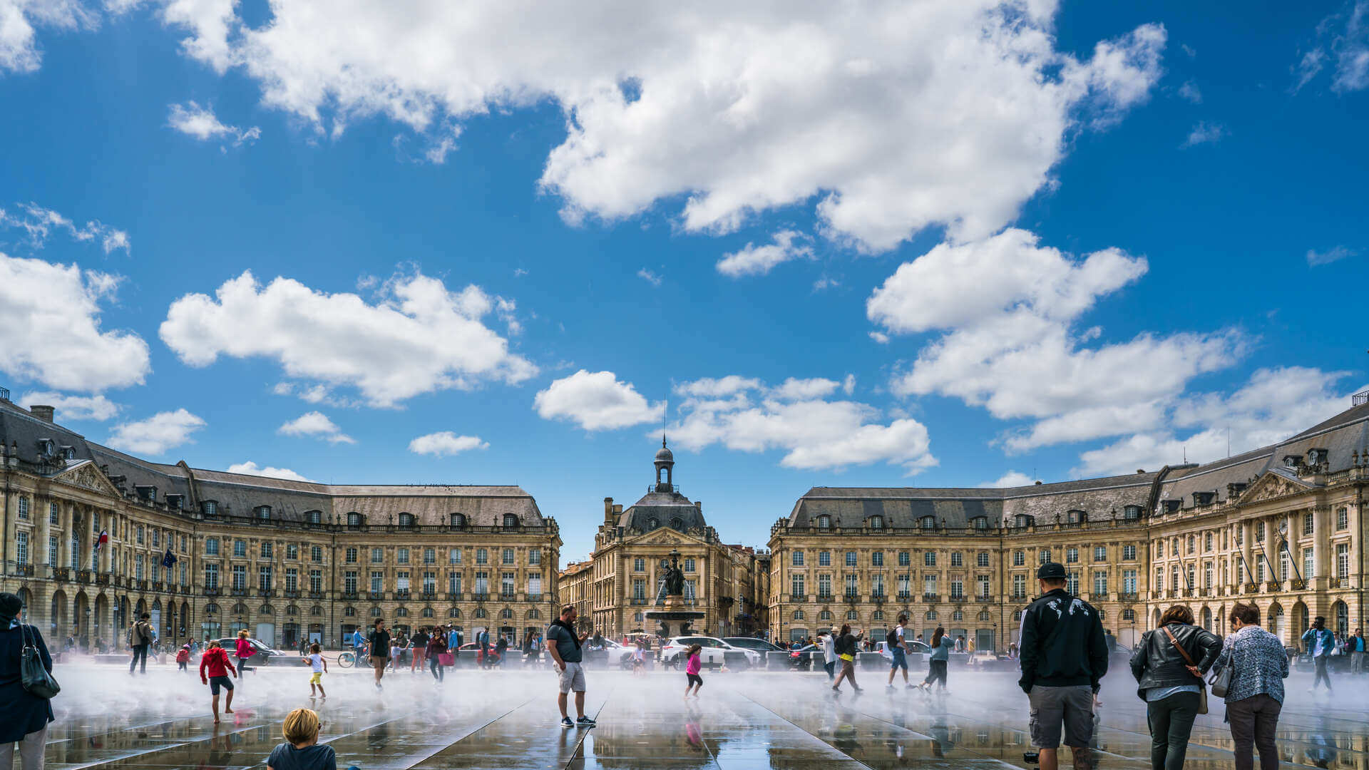 La place de la Bourse et le miroir d'eau à Bordeaux ©adobe Stock