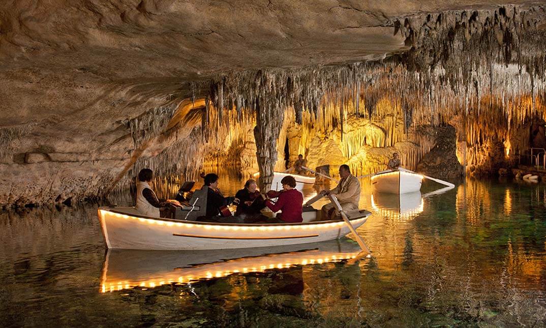 Un concert sur une barque dans les grottes du Drach ©Cuevas del Drach
