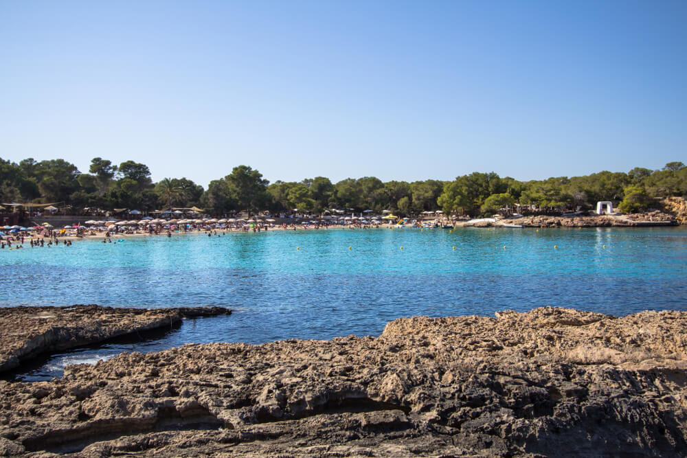 Cala Bassa offre un sable doux et des eaux calmes idéales pour les familles ©Shutterstock
