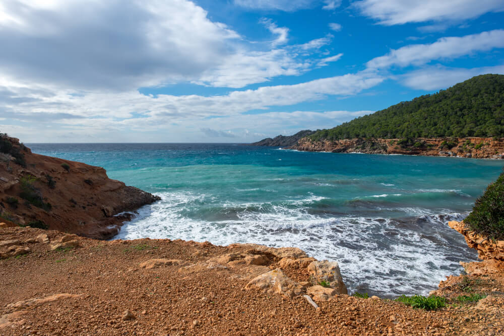 La crique de Sa Caleta au bord de la Méditerranée ©Shutterstock