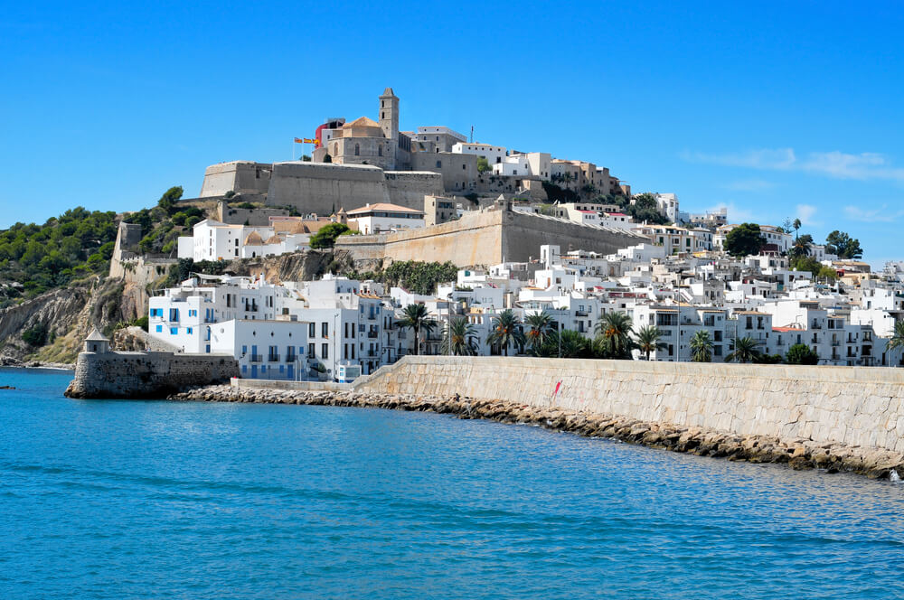 Vue sur Dalt Vila depuis la mer, idéal pour visiter Ibiza ©Shutterstock