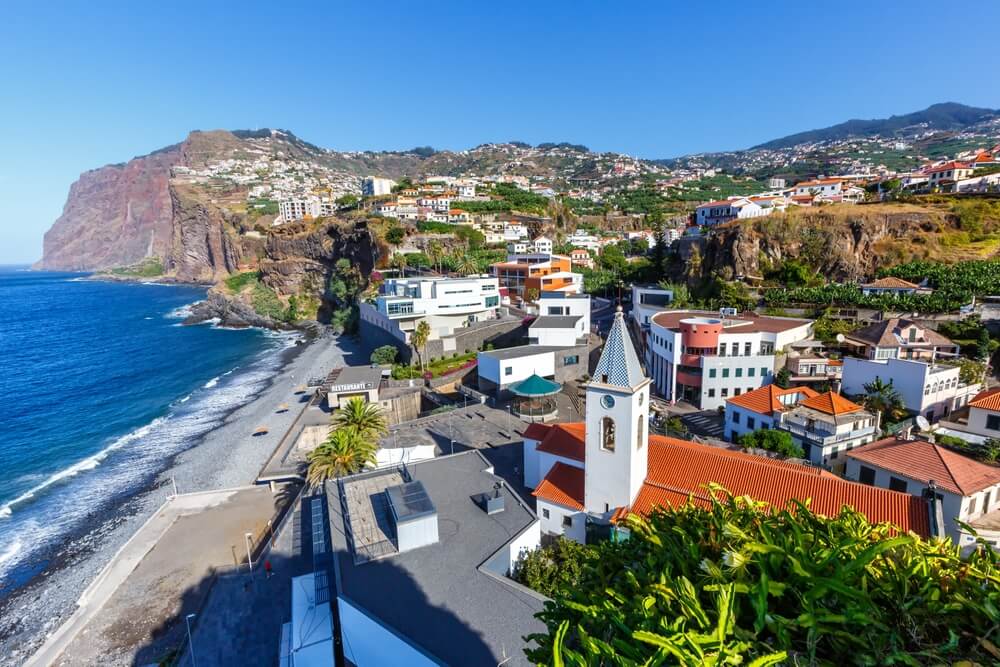 Vue panoramique sur le village de Câmara de Lobos ©Shutterstock