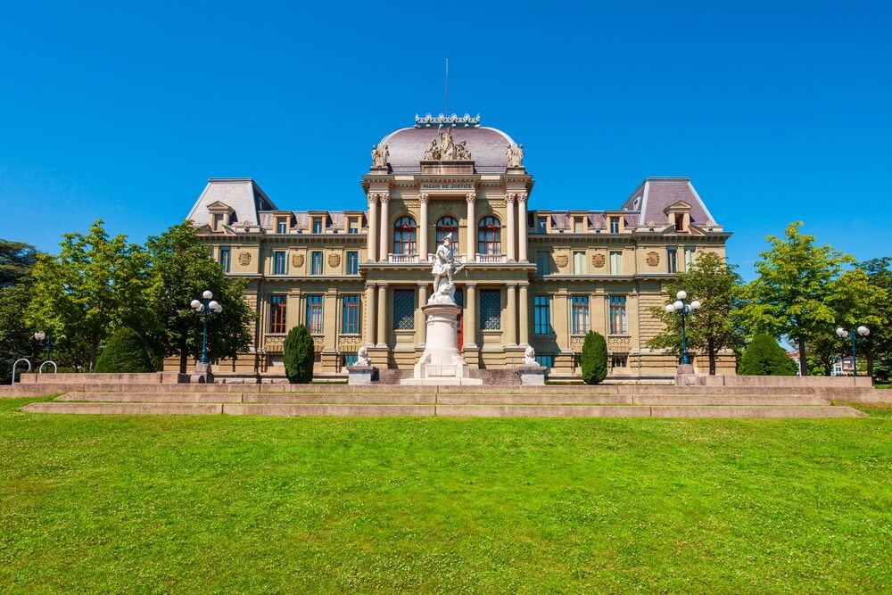 Le Palais de Justice de Montbenon en face du lac Léman ©Shutterstock