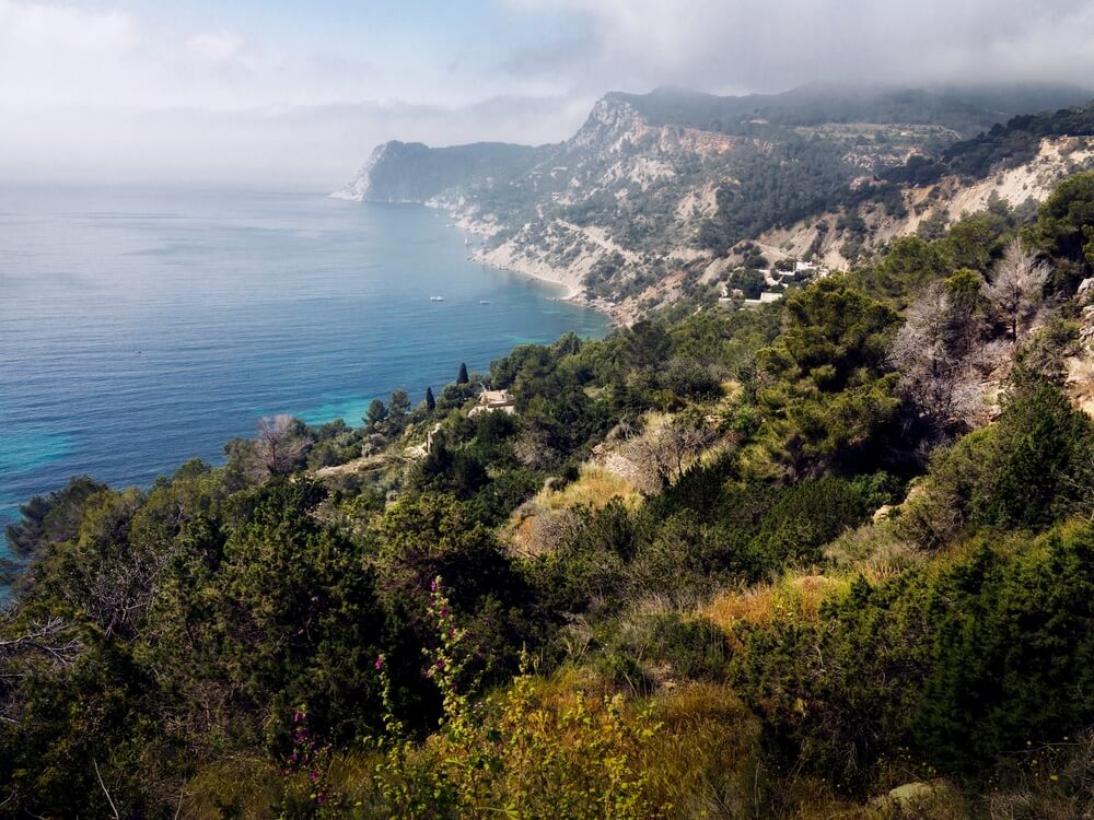 Vue aérienne sur le Cap Llentrisca pour visiter Ibiza ©Shutterstock