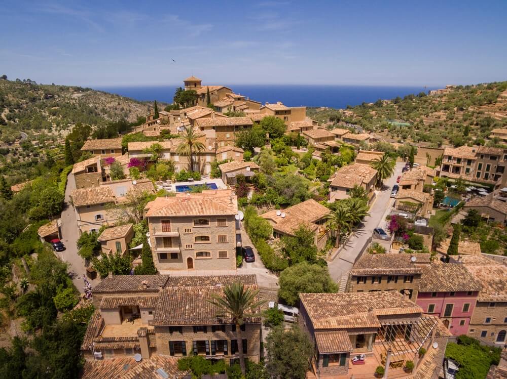 Deià est un village artistique niché entre mer et montagne ©Shutterstock