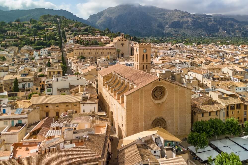La ville pittoresque de Pollença dans les montagnes ©Shutterstock