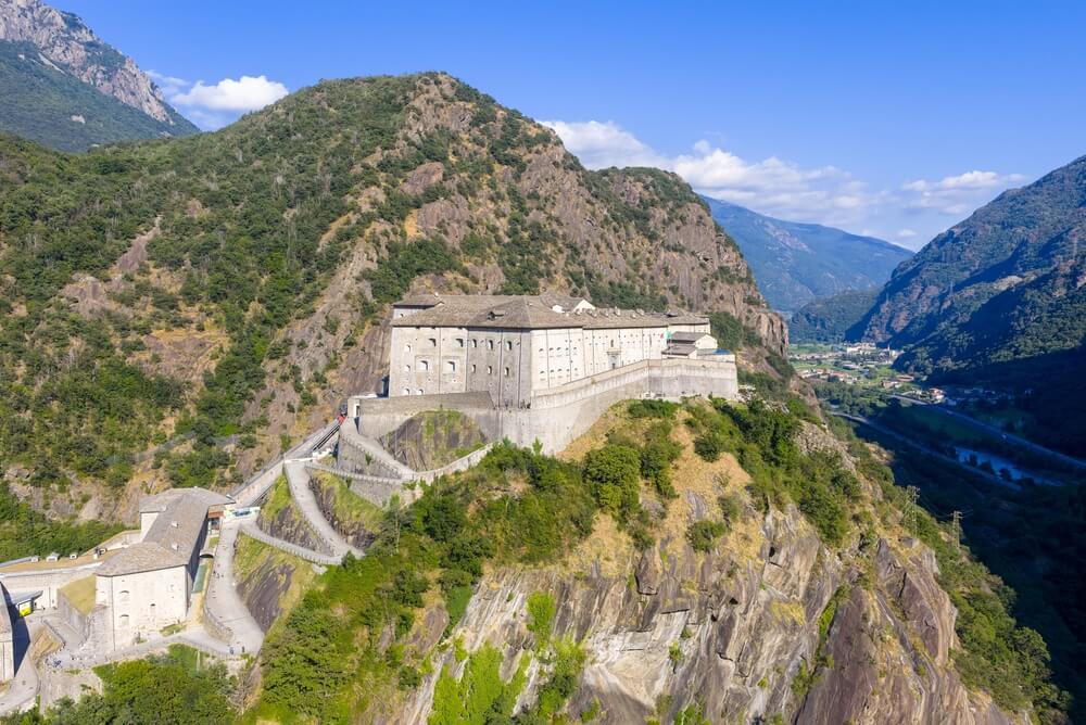 Le fort de Bard et son environnement montagnard exceptionnel ©Shutterstock