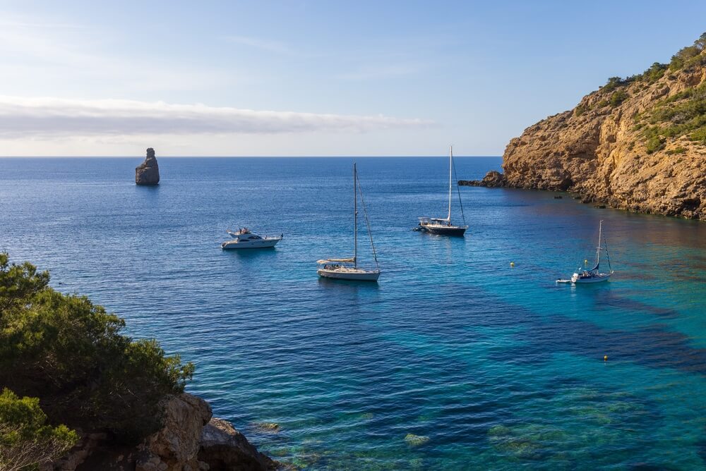 Profitez de la mer à la Cala Benirrás et le "doigt de dieu" ©Shutterstock