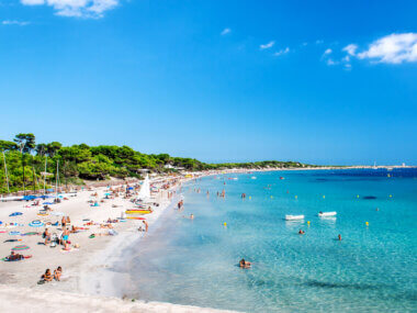 Las Salinas est connue pour son sable blanc et son ambiance animée ©Shutterstock