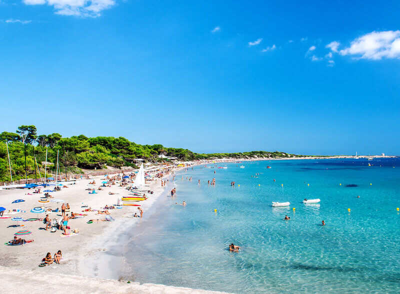 Las Salinas est connue pour son sable blanc et son ambiance animée ©Shutterstock