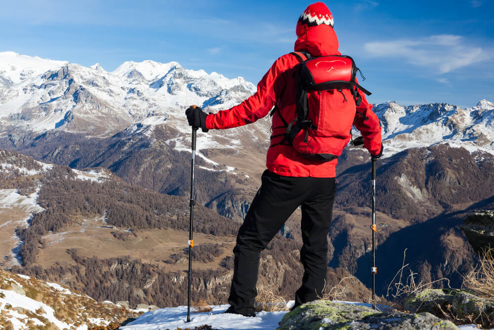 Un randonneur admire le sommet du Mont-Rose qui culmine à 4 634m d'altitude ©Shutterstock