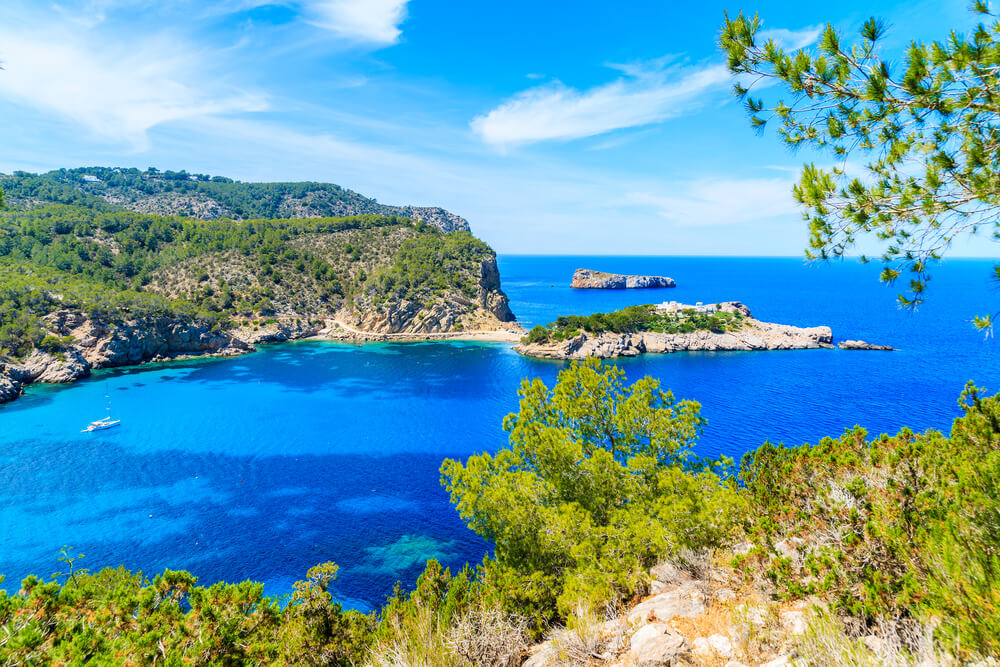 La Cala Xarraca, sauvage et fabuleuse crique à Ibiza ©Shutterstock