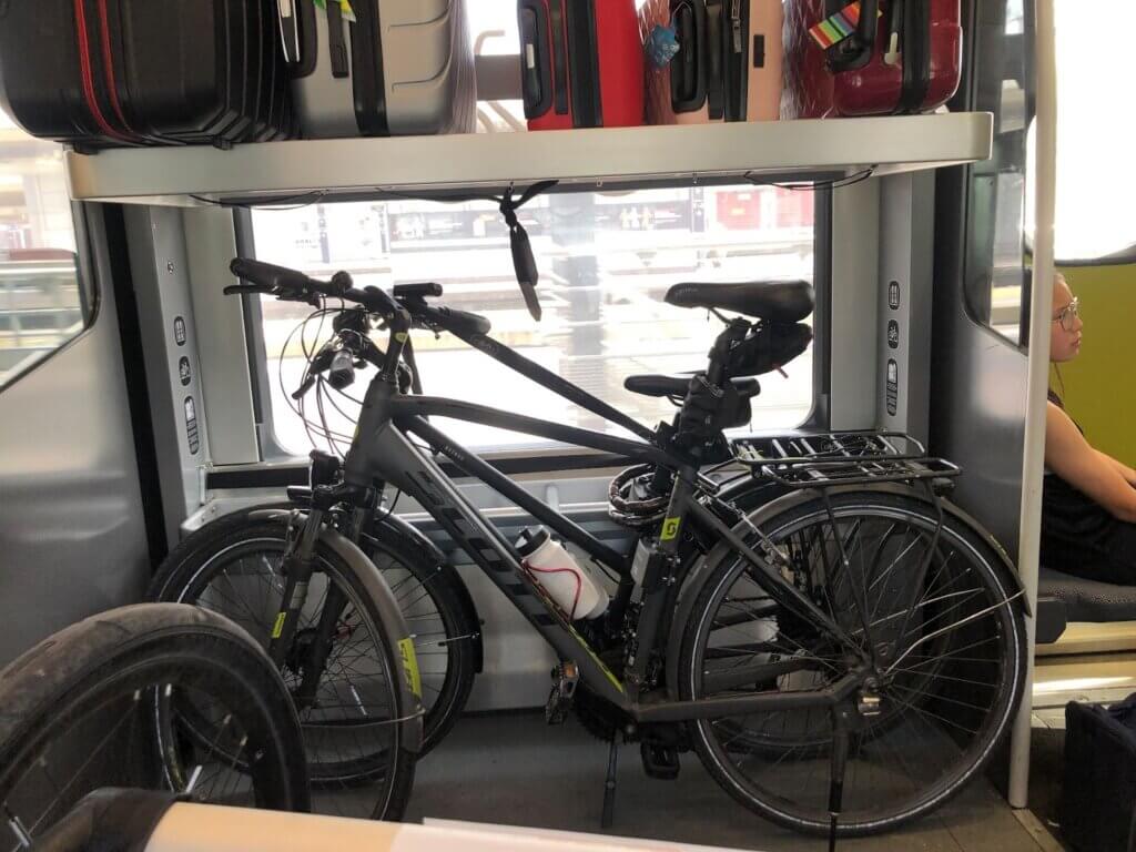Les vélos de Guillaume dans le TER entre Lyon et Mâcon © Toploc