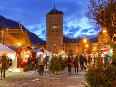 Découvrez le marché, les spectacles et les décoration de Noël à saint-Jean-de-Maurienne ©Montagnicimes