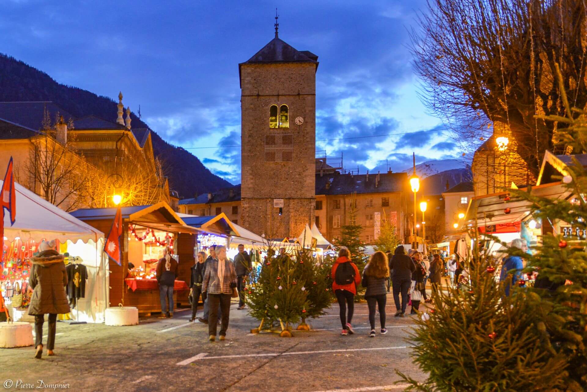 Découvrez le marché, les spectacles et les décoration de Noël à saint-Jean-de-Maurienne ©Montagnicimes