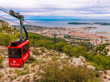 Prenez un peu de hauteur à bord du téléphérique du Mont-Faron pour visiter Toulon ©Shutterstock