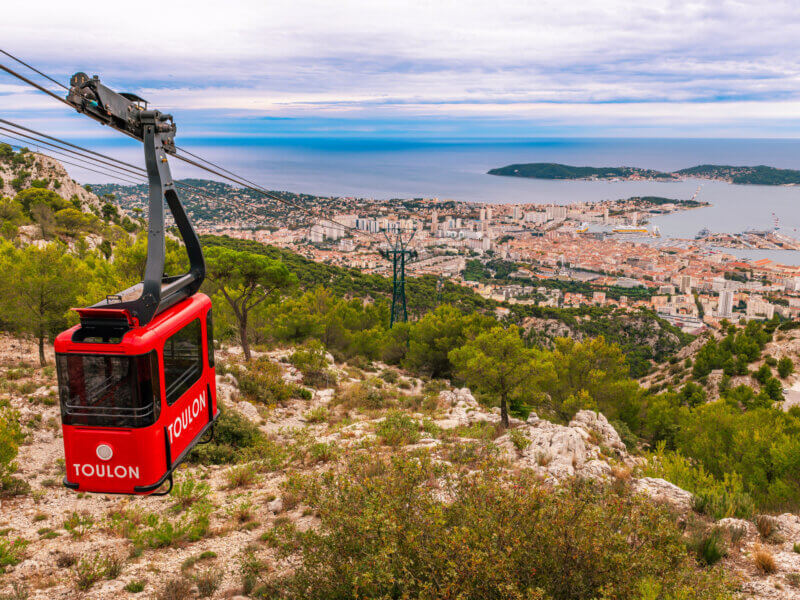 Prenez un peu de hauteur à bord du téléphérique du Mont-Faron pour visiter Toulon ©Shutterstock