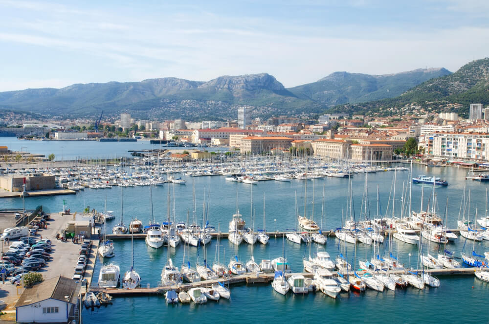 Vue latérale sur le port de plaisance de Toulon ©Shutterstock