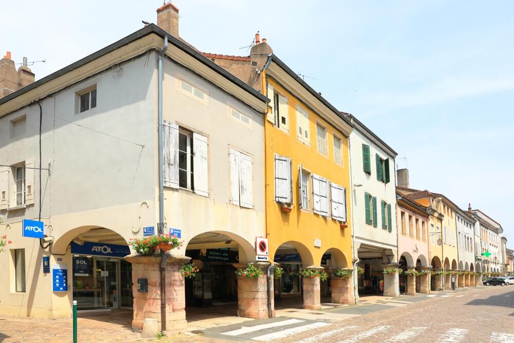 La rue des arcades de Louhans-Châteaurenaud ©Shutterstock