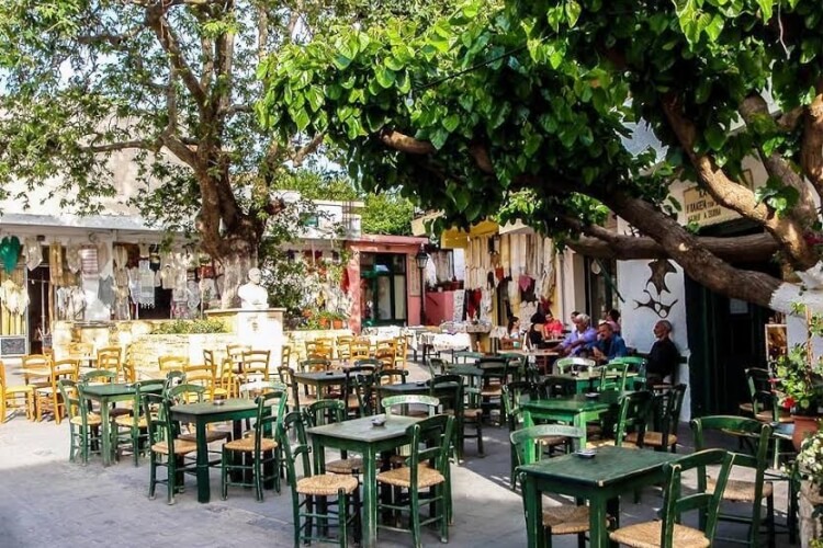 Découvrez les rues et restaurants authentiques à Anogia ©Tourist Guides of Crete