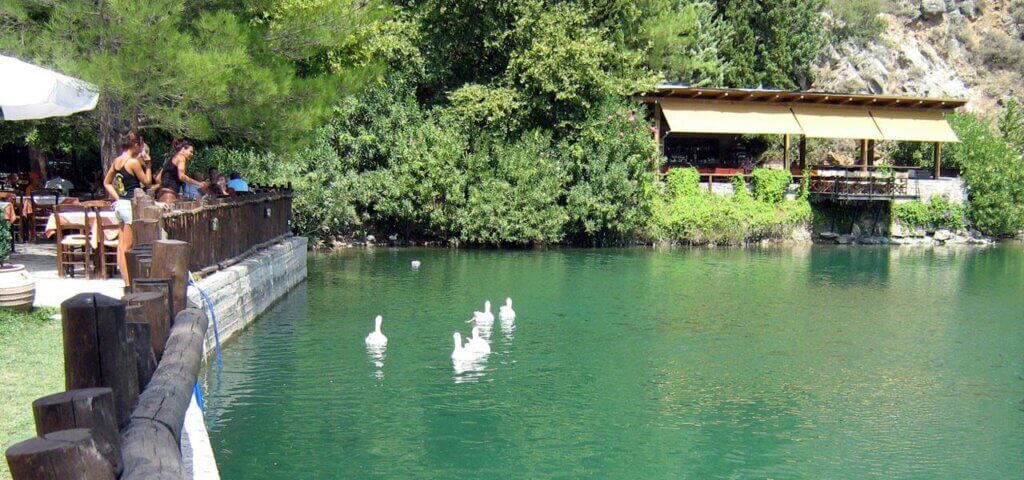 Visitez le village de Zaros et son lac ©Vegera Zaros