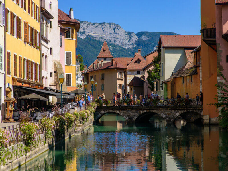 S'offrir une balade au bord de l'eau et visiter Annecy, la Venise des Alpes ©Shutterstock