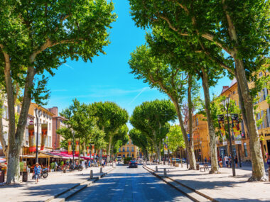 Découvrez le cours Mirabeau pendant votre séjour à Aix-en-Provence ©Shutterstock