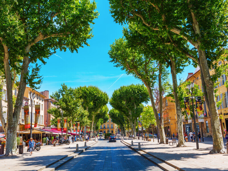 Découvrez le cours Mirabeau pendant votre séjour à Aix-en-Provence ©Shutterstock