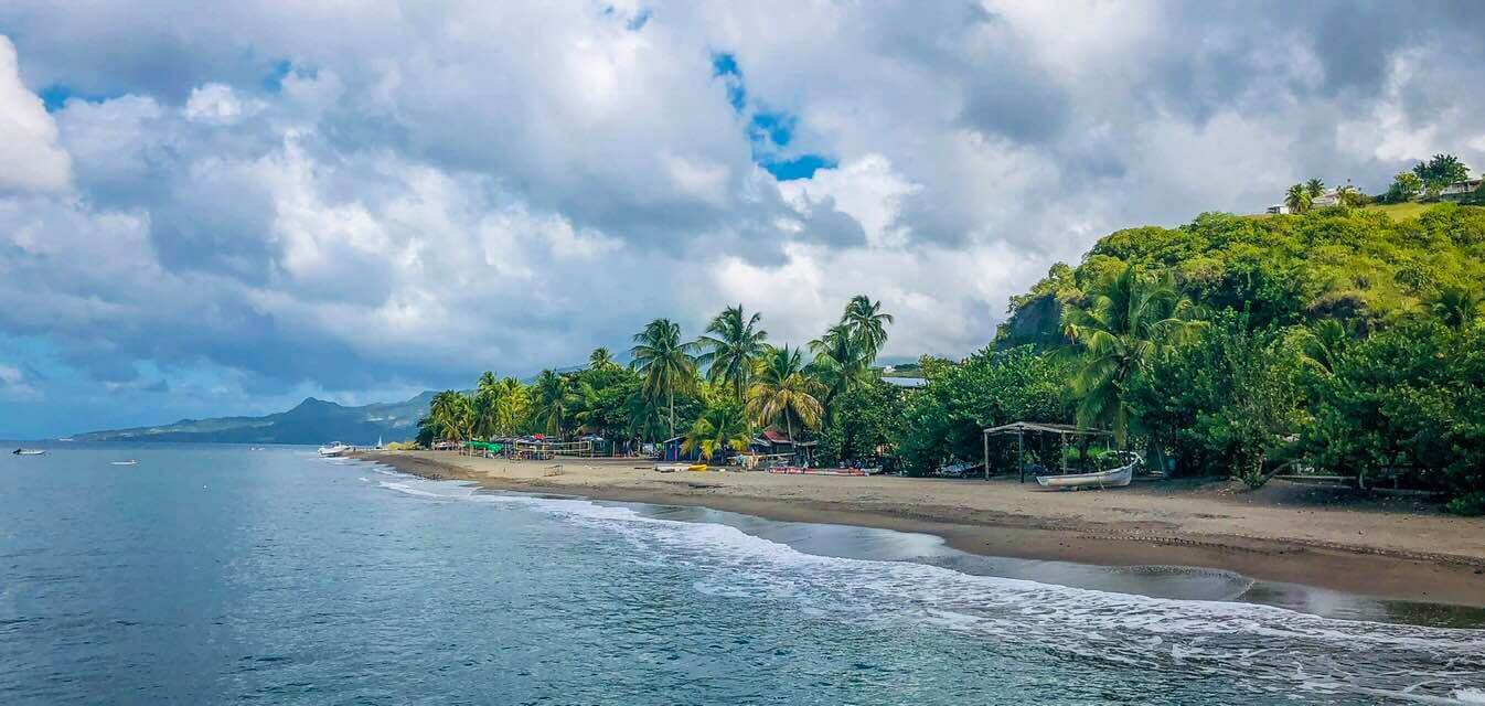 Découvrez les magnifiques plages du Carbet, en Martinique ©Shutterstock