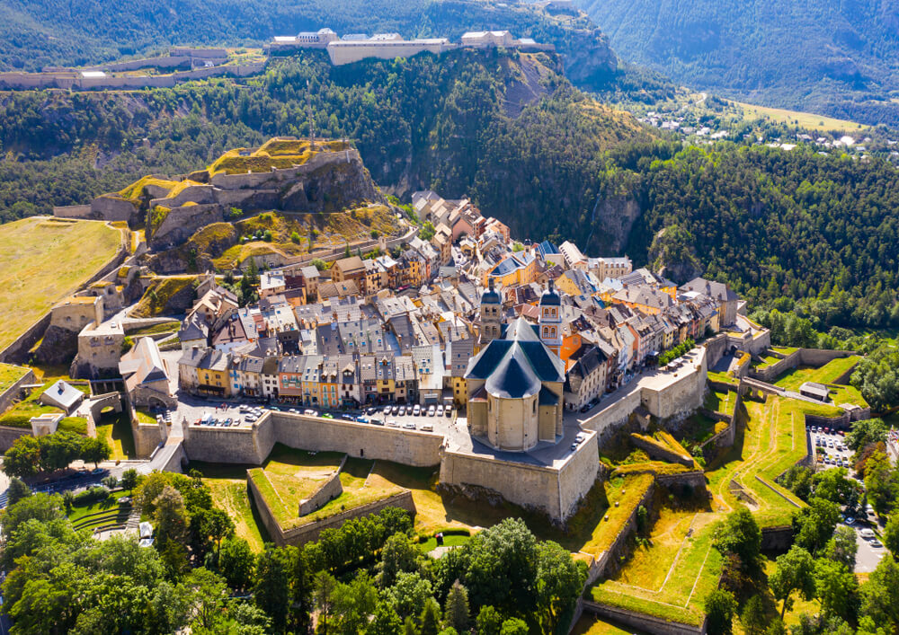 Vue aérienne sur le fort de Brégançon parmi les plus belles randonnées de Provence © Shutterstock