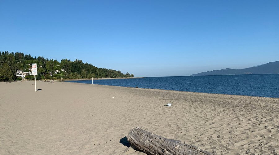 La grande plage de sable blanc de Locarno Beach à Vancouver ©Shutterstock