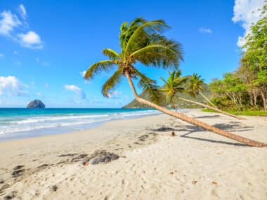 La plage paradisiaque à Le Diamant, avec le rocher éponyme en fond ©Air Vacances