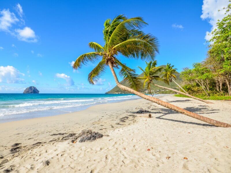 La plage paradisiaque à Le Diamant, avec le rocher éponyme en fond ©Air Vacances