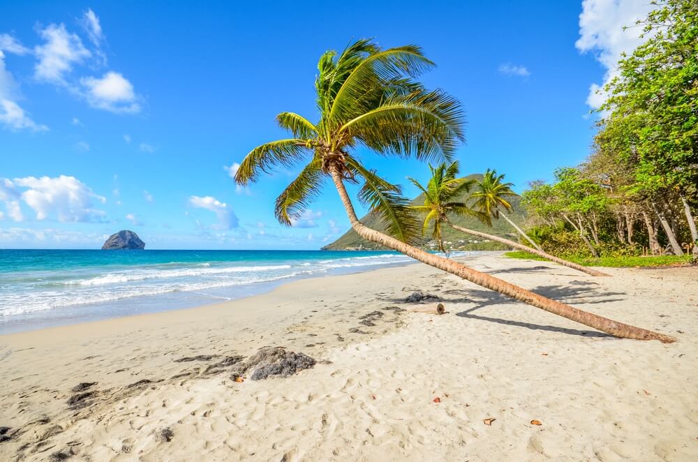 La plage paradisiaque à Le Diamant, avec le rocher éponyme en fond ©Air Vacances