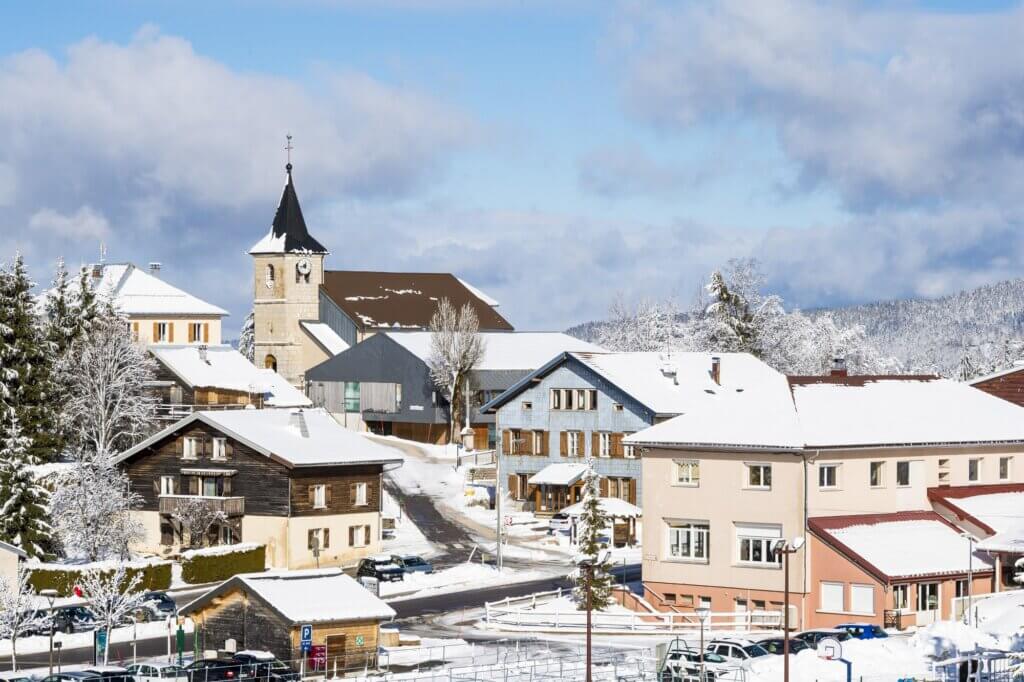 Le village de Préamanon, avec accès direct à la station des Rousses ©Jura Tourisme