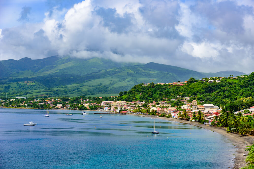 Saint-Pierre, dominée par la montagne Pelée ©Shutterstock