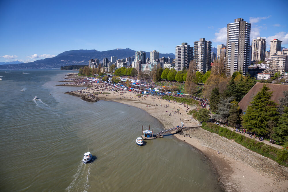 La plage en bord de ville, qui attire les foules, la Sunset Beach  ©Shutterstock