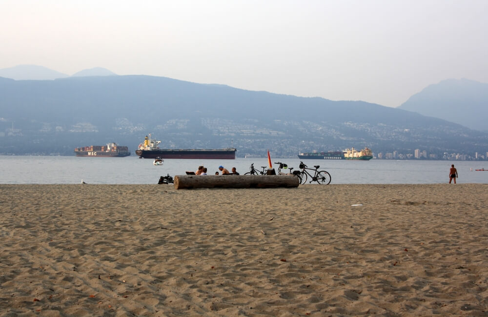 Passez des moments entre amis, avec vue sur les montagnes, sur la plage de Jericho Beach ©Shutterstock